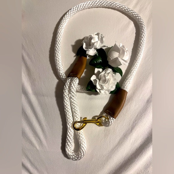 Source Unknown Accessories - Elegant White Rope Leash Accessory with Gold Accent